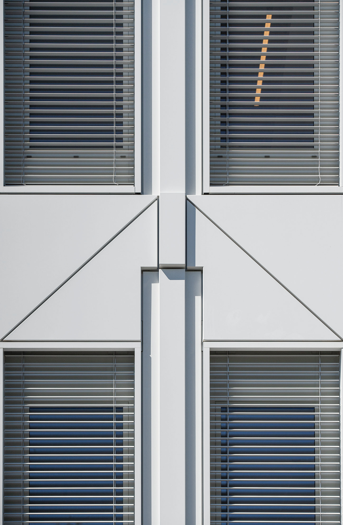 Elementstoß der Fassade: vertikales Profil mit geschossweisem Versatz